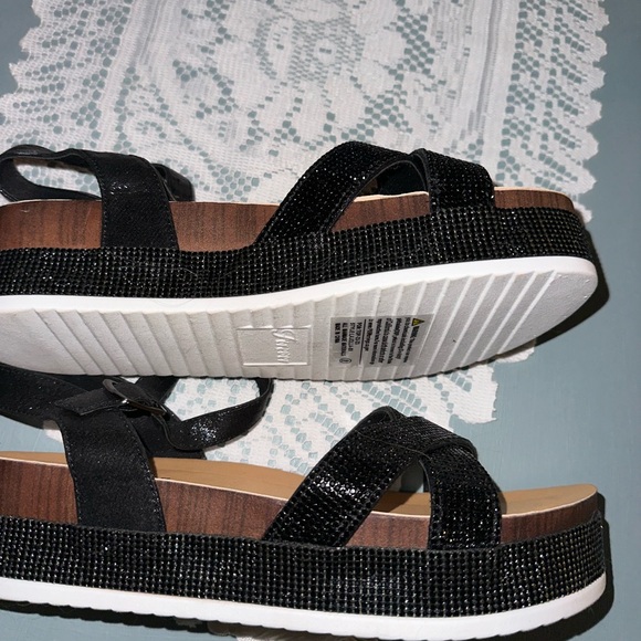 Sandles - Picture 2 of 5